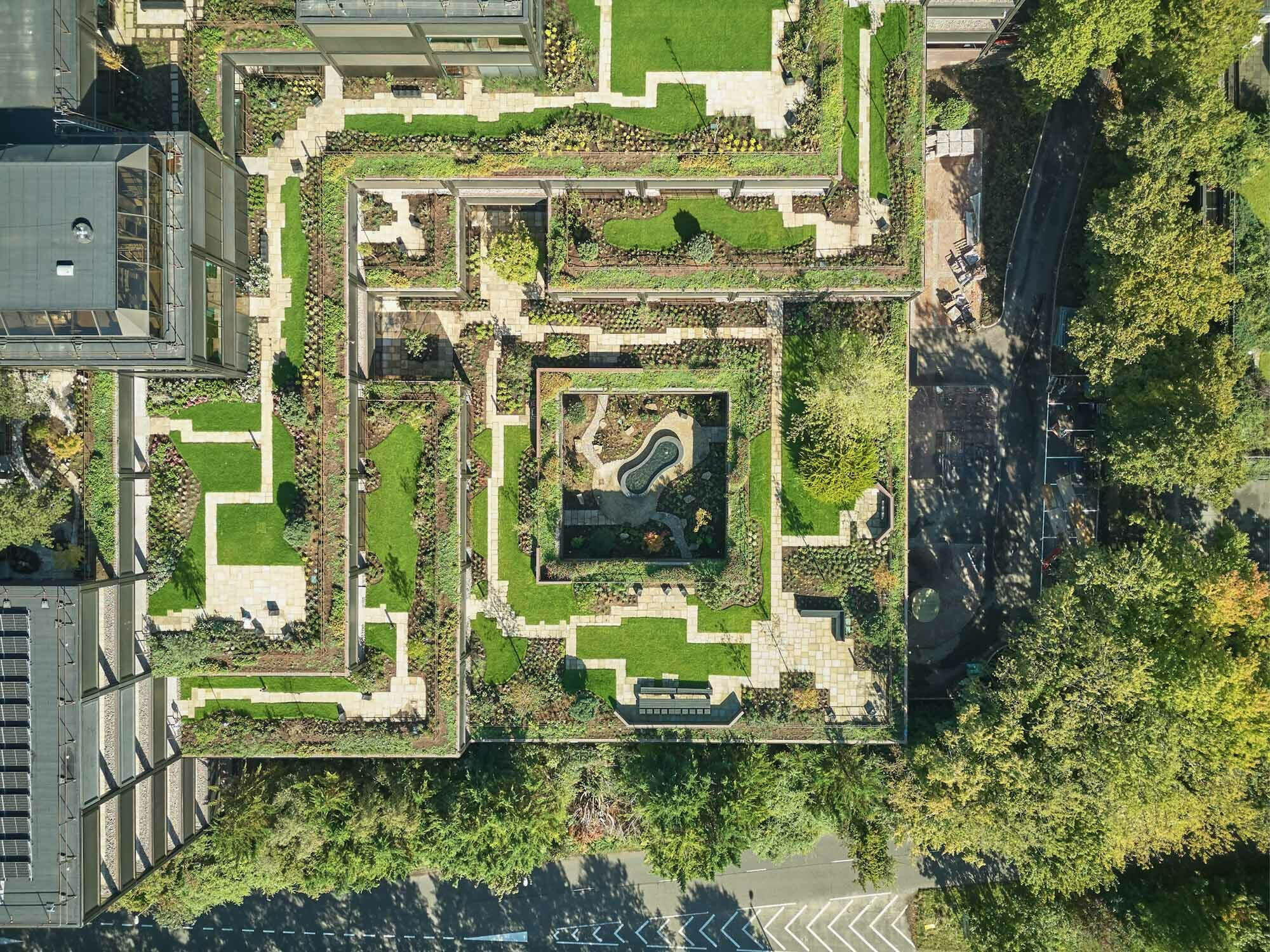 Anders als bei Tetris bildet das Raster einen dreidimensionalen Körper. Entstanden sind sechs abgetreppte Geschosse mit großzügigen Dachterrassen.