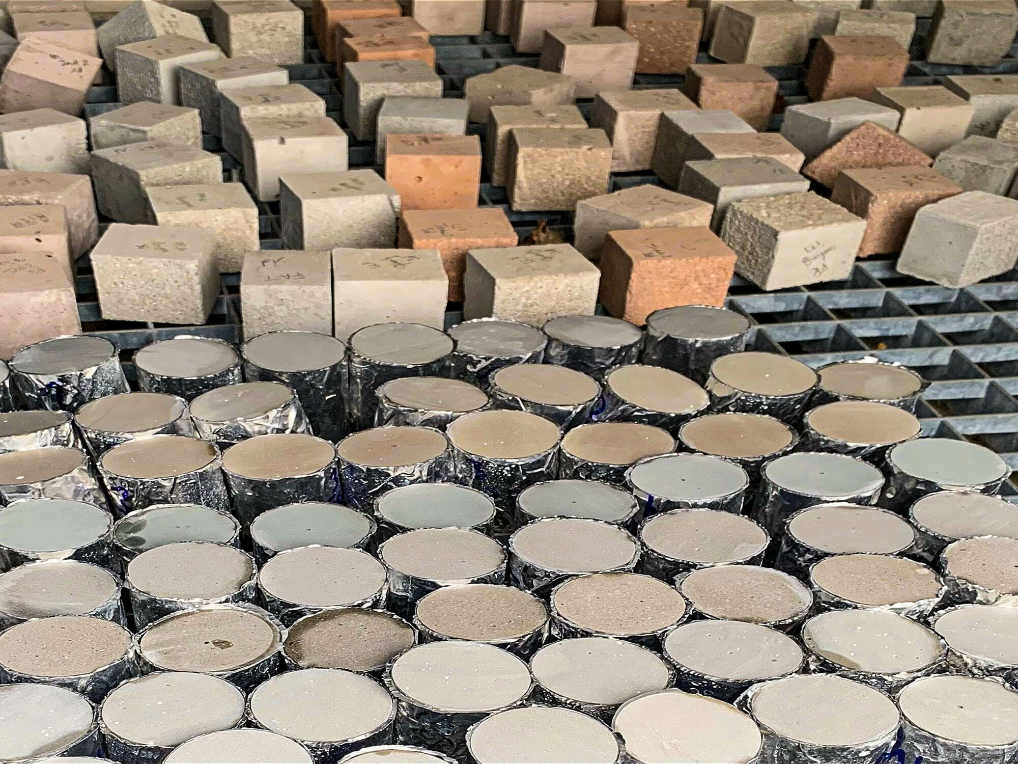 An der ETH Zürich wird im Rahmen des Forschungsprojekts Ultra Green Concrete nach einer Betonrezeptur gesucht, die weniger CO2-Emissionen zur Folge hat.