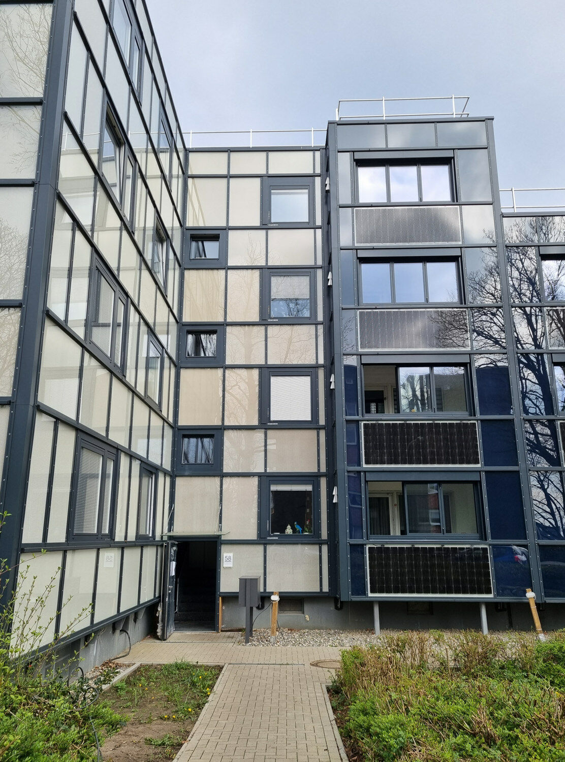 Es wurden vierfach verglaste Fenster mit integriertem Sonnenschutz und kontrollierter Wohnraumlüftung mit Wärmerückgewinnung eingebaut. 
