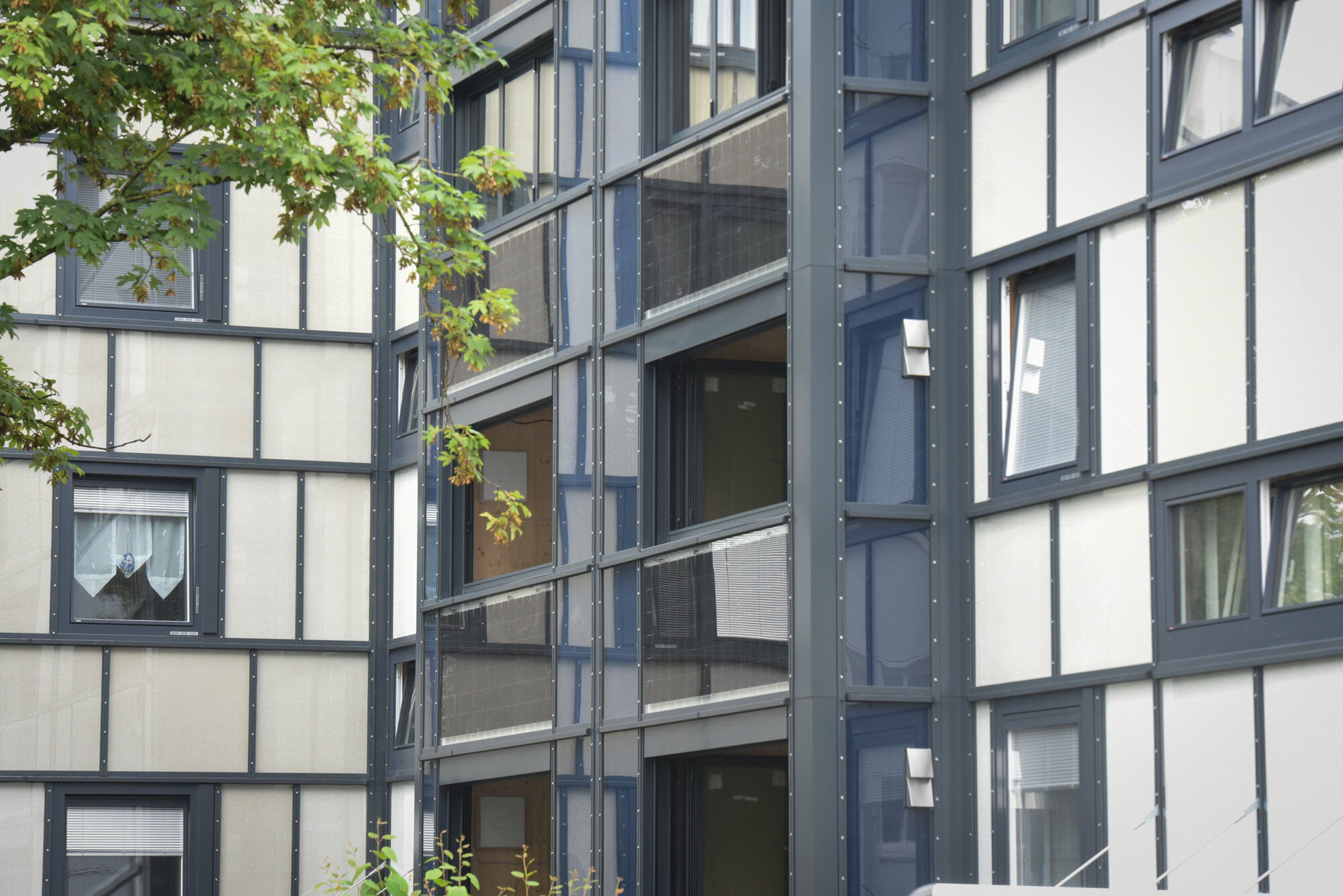 An der Solarfassade werden aktive und passive Komponenten kombiniert.