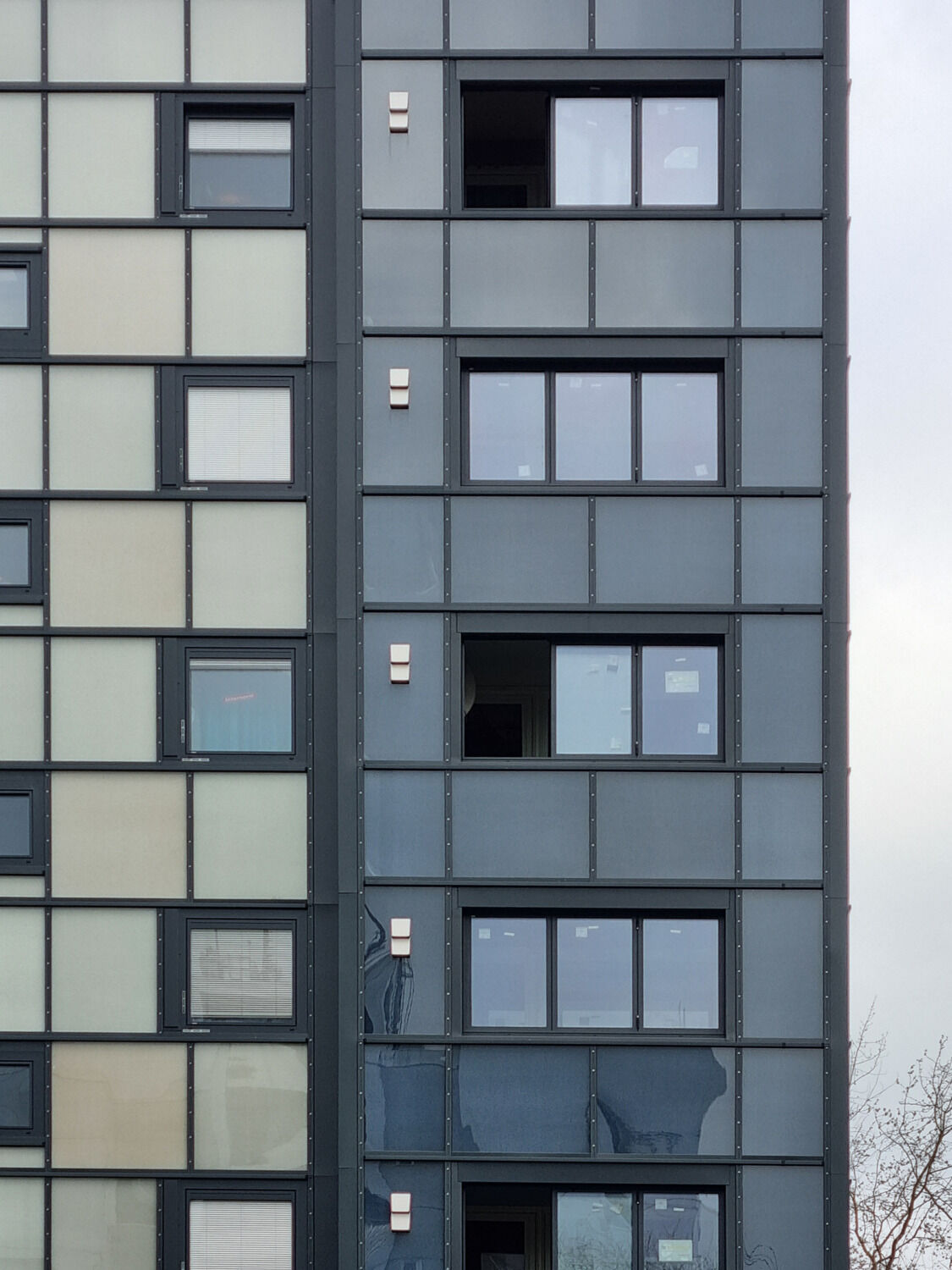 Zum Einsatz kam eine sogenannte Solarwabenfassade.