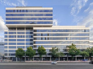 Am Ernst-Reuter-Platz in Berlin haben Tchoban Voss Architekten das ehemalige Hauptpostamt 2 saniert.