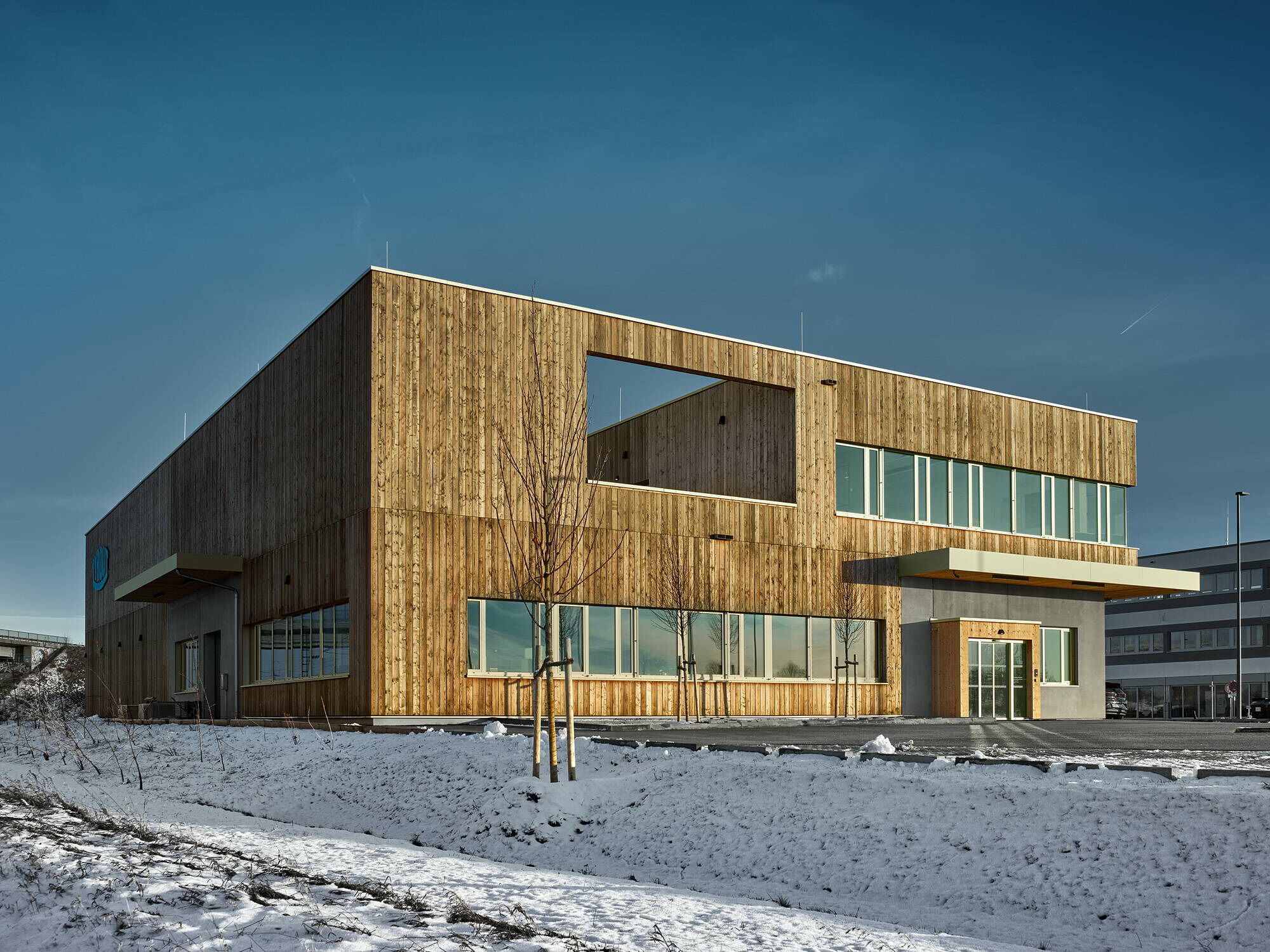 Das Betriebs- und Bürogebäude ist mit einer Fläche von knapp 1.816 m² zwar relativ klein, beherbergt aber dennoch Werkstatt, Lager und Büros.