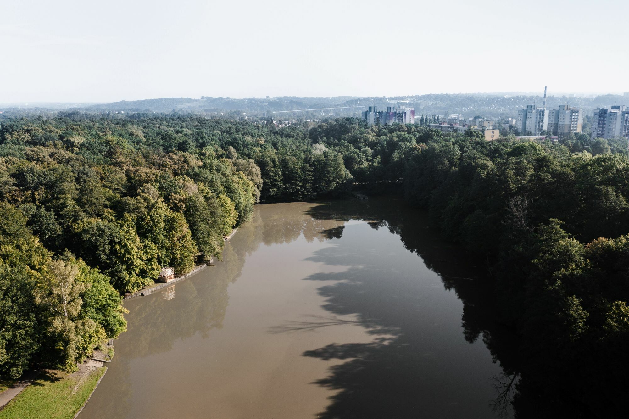 Der See im Westen der Stadt Český Těšín staut den Fluss Hrabinka seit 1953. Der umliegende, rund 9 Hektar große Naturraum dient als Hochwasserschutz, dem Anglersport oder als Naherholungsgebiet.