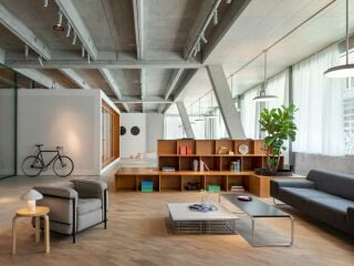 Das ukrainische Innenarchitekturbüro balbek bureau hat für eine Filmproduktionsfirma in Zürich ein Büro gestaltet. Das siebengeschossige, terrassierte Gebäudes stammt von EM2N Architekten. 