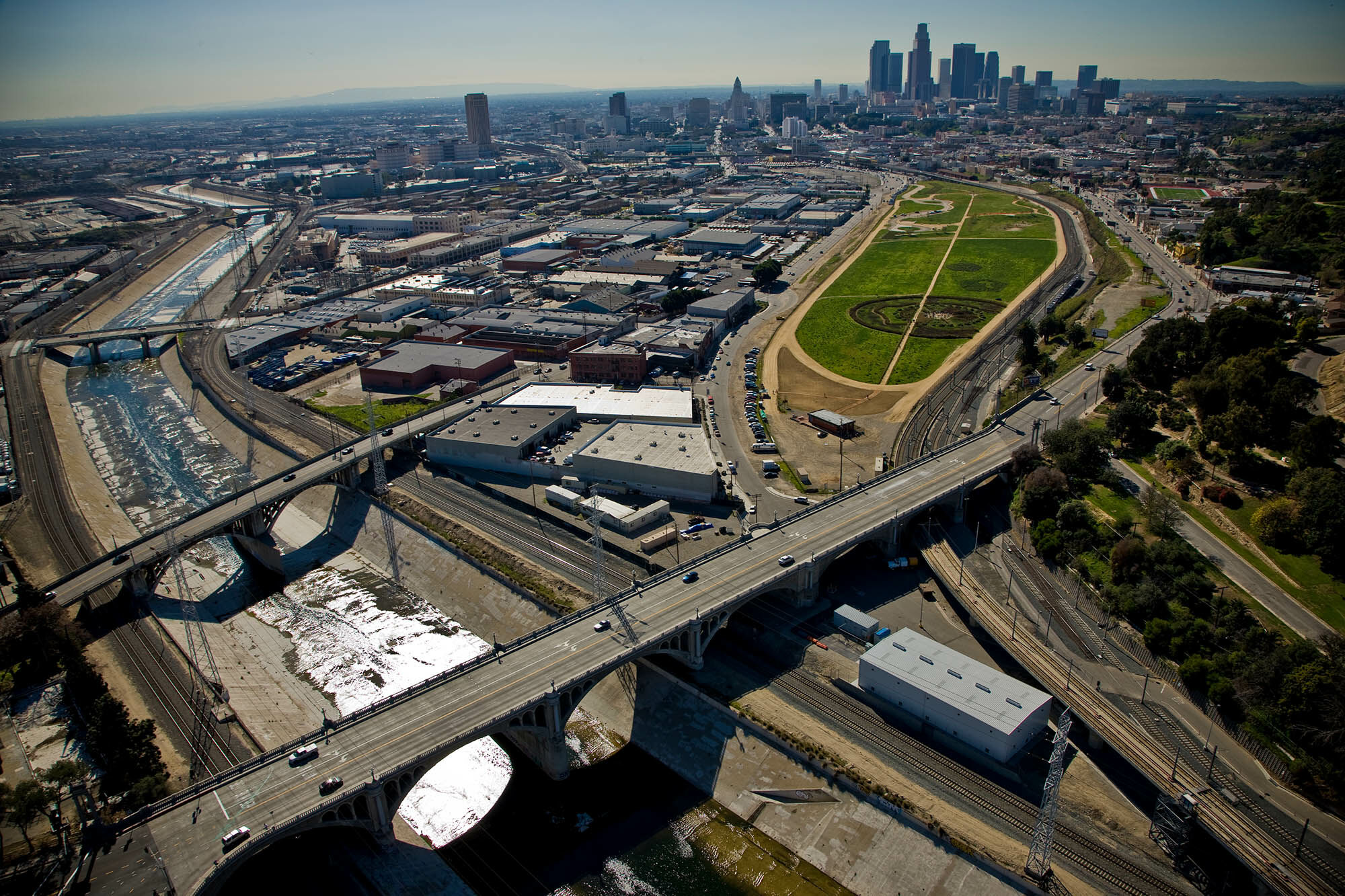 Das Flussbett des Los Angeles River wurde im 20. Jahrhundert begradigt und betoniert.