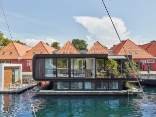 Der Unternehmer Søren Hvalsø hat sich in Zusammenarbeit mit dem Architekten Anders Halsteen in den Docklands von Kopenhagen den Traum vom eigenen Hausboot erfüllt. 
