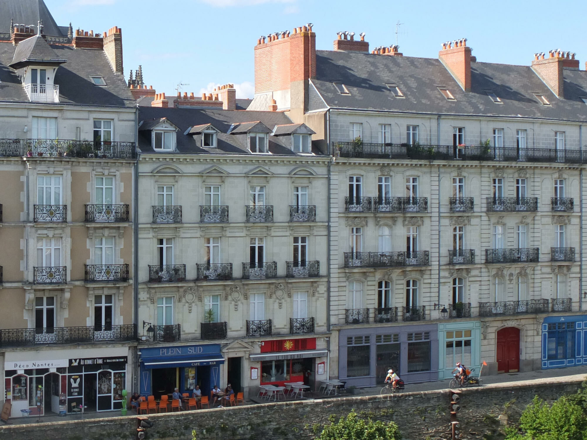 Satteldachgauben bei einem Wohnhaus aus dem 19. Jahrhundert im französischen Nantes