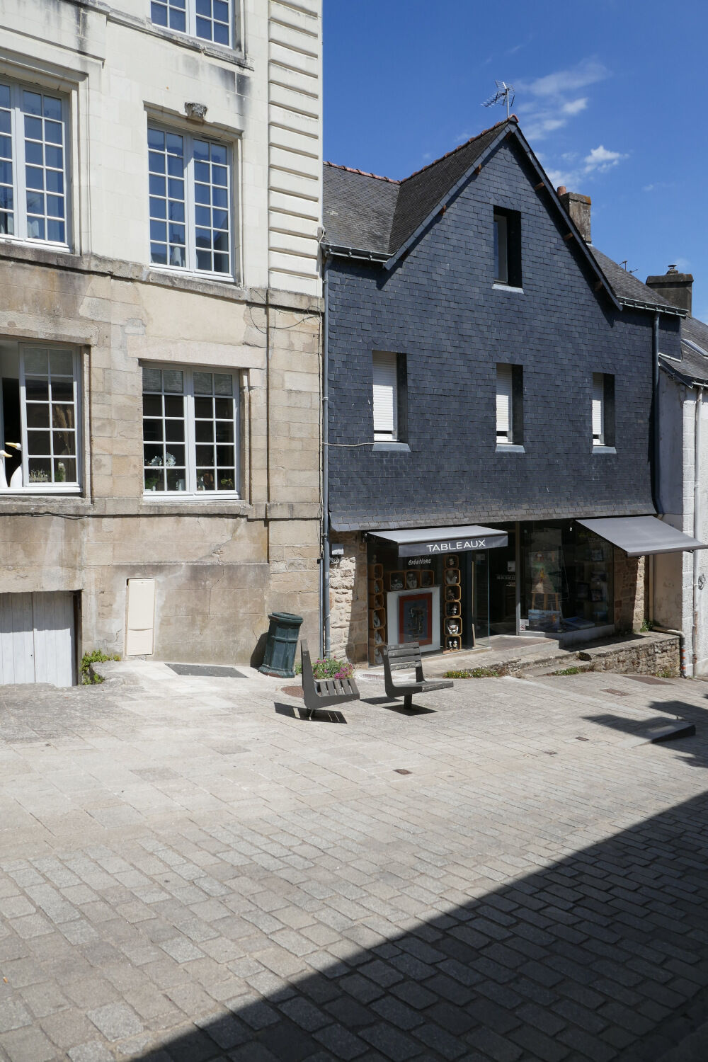 Zwerchhaus bei einem mit Schiefer an Dach und Fassade gedeckten Haus in der Bretagne