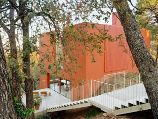 In der Kleinstadt Sant Cugat del Vallès, auf einem steilen Hang und umgeben von dichter Vegetation, erhebt sich Casa Margarola, entworfen von raul sanchez architects.
