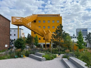 Umbau: Ein zuvor wenig genutztes und unscheinbares Bürogebäude bauten MVRDV und Hirschmüller Schindele Architekten für das Veranstaltungszentrum Atelier Gardens in Berlin um.