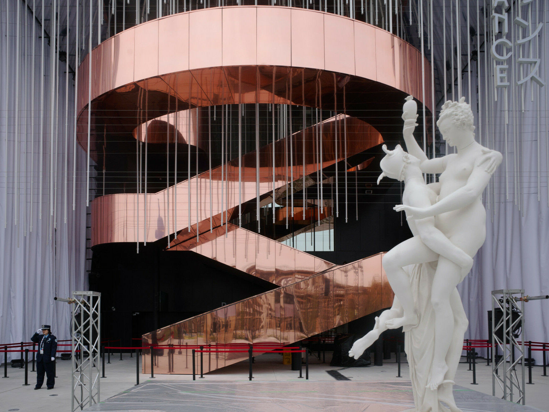  Mit großer Geste präsentiert sich der französische Pavillon auf dem Gelände der Expo 2025 in Osaka.