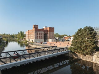Die Automatické mlýny im tschechischen Pardubice wurden in den vergangenen Jahren umgebaut. Nun beherbergen sie Ausstellungsräume, Veranstaltungssäle und Gastronomie. 2023 wurde auch der von Prokš Prikryl architekti geplante Umbau des Silos abgeschlossen.