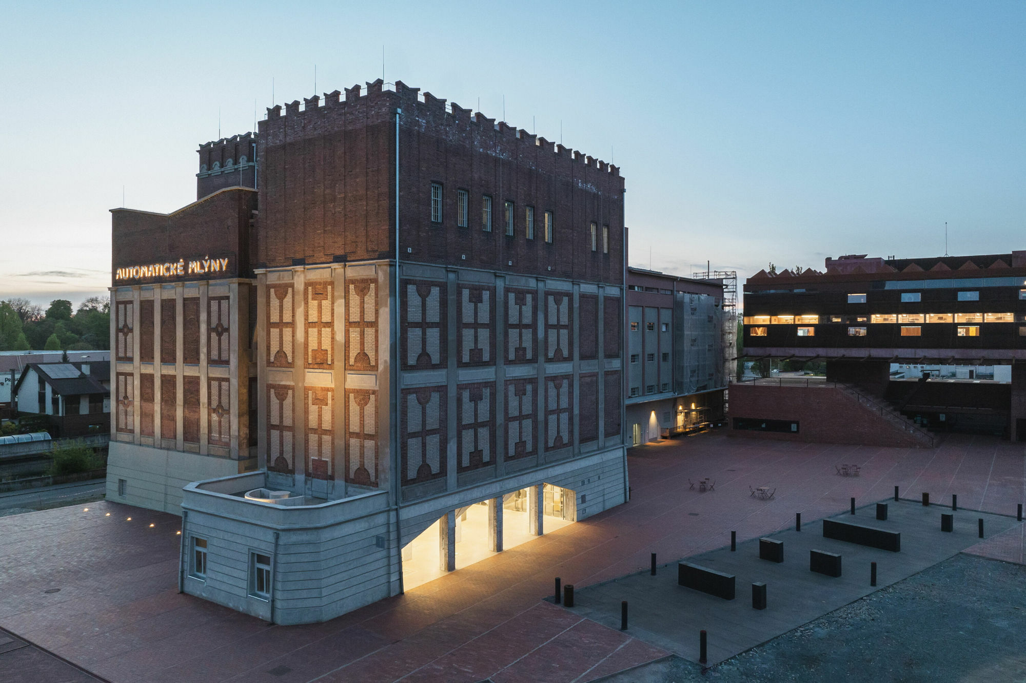 Das Erdgeschoss des Silos von 1924 wurde zum Platz hin geöffnet. Im Hintergrund ist der 2023 eröffnete Neubau zu erkennen.