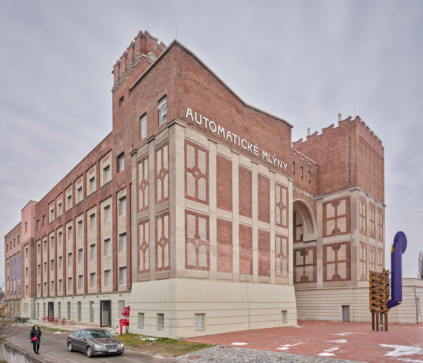 Die Mühle (im Bild links) wurde 1911 fertiggestellt. Das Silo (rechts) kam 1924 hinzu.