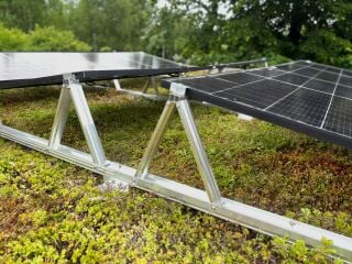 Eine Aufständerung der PV-Module und ausreichend breite Pflegegänge ermöglichen Wachstum und Wartung der Dachbegrünung.