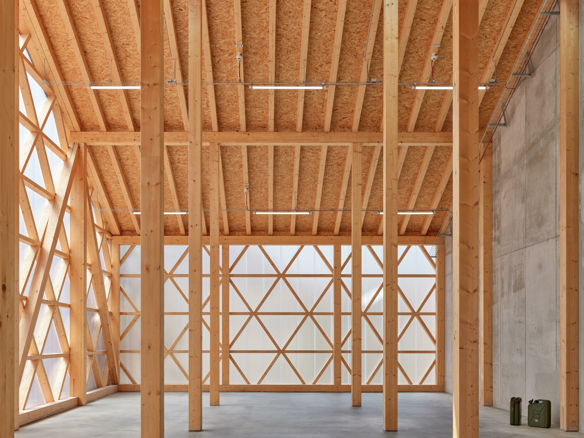 Das Dachfachwerk aus Holz ist für eine Feuerwiderstandsklasse F30 ausgelegt.