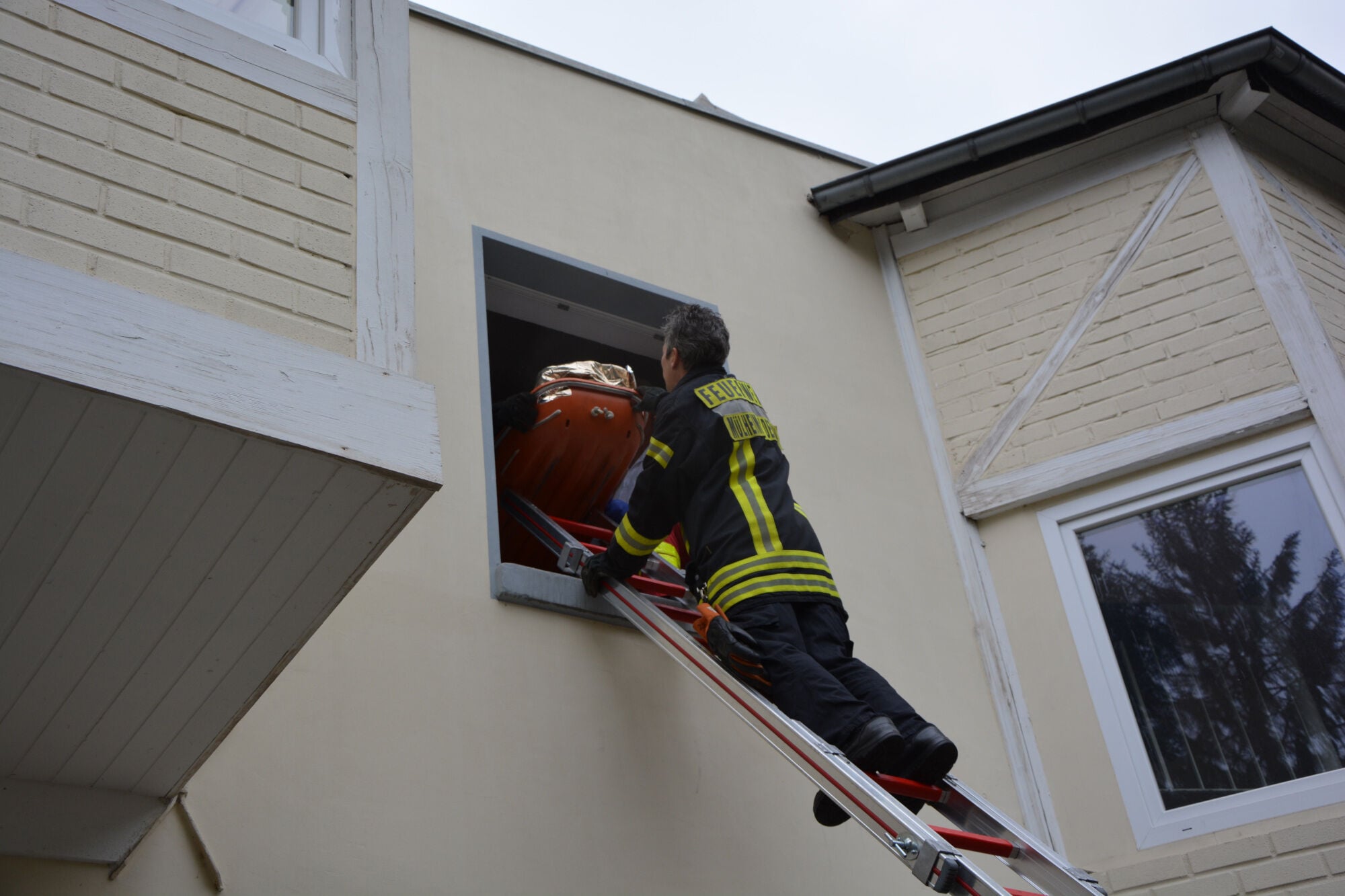 Sie müssen im korrekten Neigungswinkel (meist ca. 65-75°) und gegen Abrutschen gesichert aufgestellt werden (Abb.: Menschenrettung über einen sogenannten Leiterbaum bei einem Einsatz 2015).