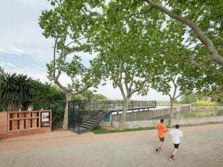 In der katalanischen Stadt Reus belebten Batlleiroig Arquitectura den Passeig de la Boca de la Mina wieder und schufen dabei neue Bezüge zwischen Grünraum und Wasser.