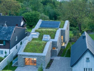 Den Atelierneubau entwarf das Büro Nebel Pössl Architekten für Hans Georg Esch. 