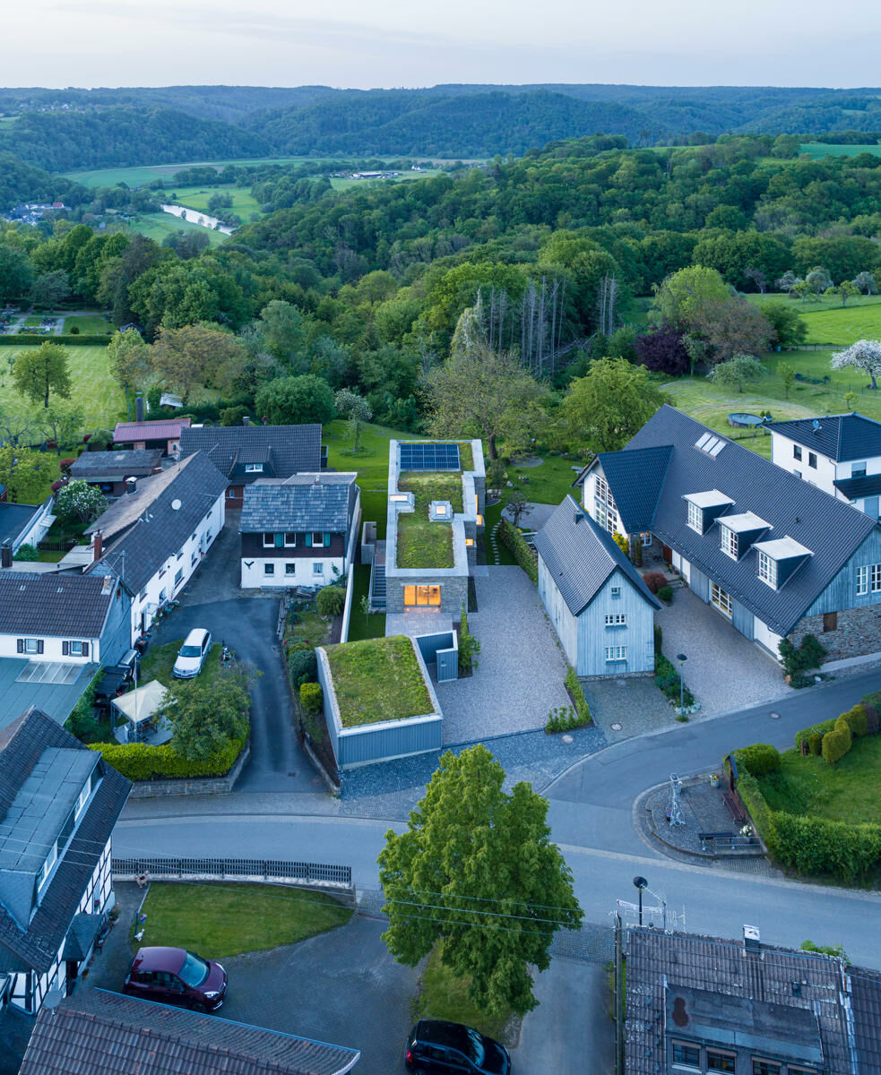 Der Atelierneubau ergänzt ein Ensemble aus einem alten Bauernhaus, in dem der Fotograf mit seiner Familie lebt, und einem kleinen Fachwerkbau, der bisher die Büroräume aufnahm. 