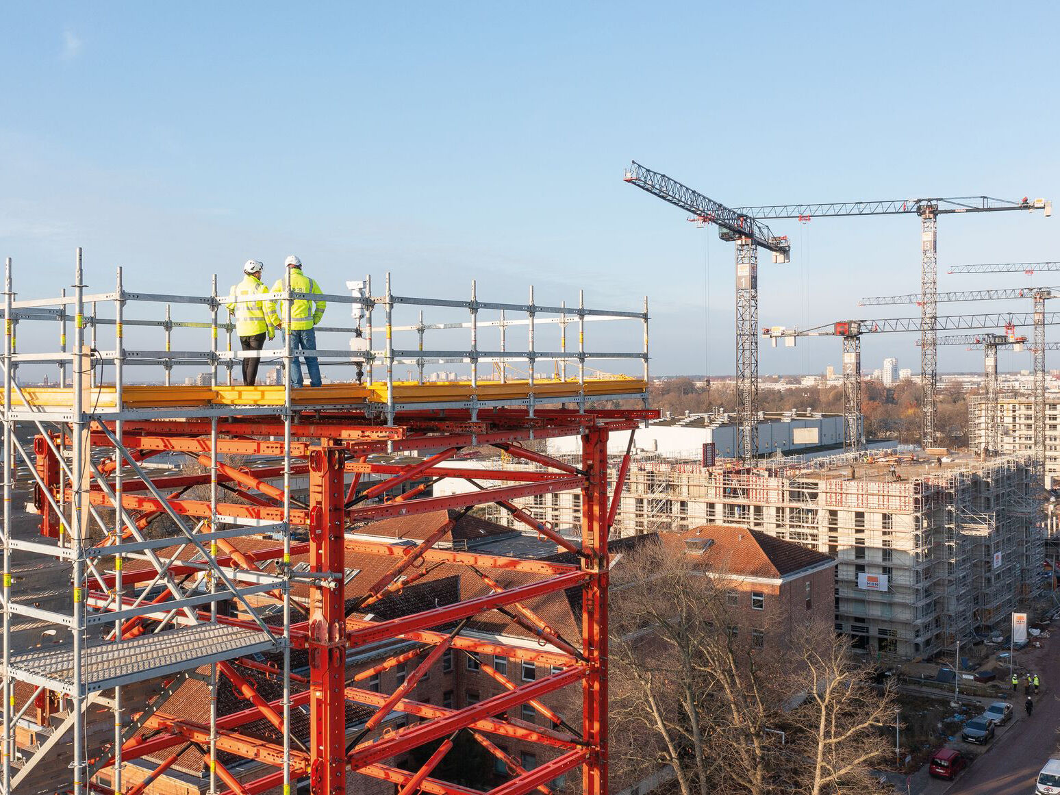 Ein 30 Meter hoher Gerüstturm bietet als Werbe- und Aussichtsplattform den besten Blick auf Berlins neue Modellstadt der Zukunft, das Neue Gartenfeld in Spandau.