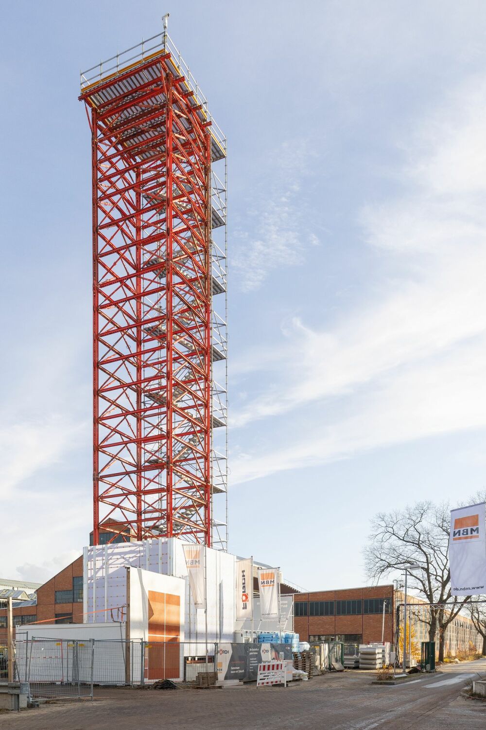 Der Hochpunkt ist als temporärer Schwerlastturm VST errichtet worden. Als Grundgerüst dient der modulare Ingenieurbaukasten Variokit von Peri, der durch Systembauteile des Gerüstbaukastens Peri-up ergänzt wurde.
