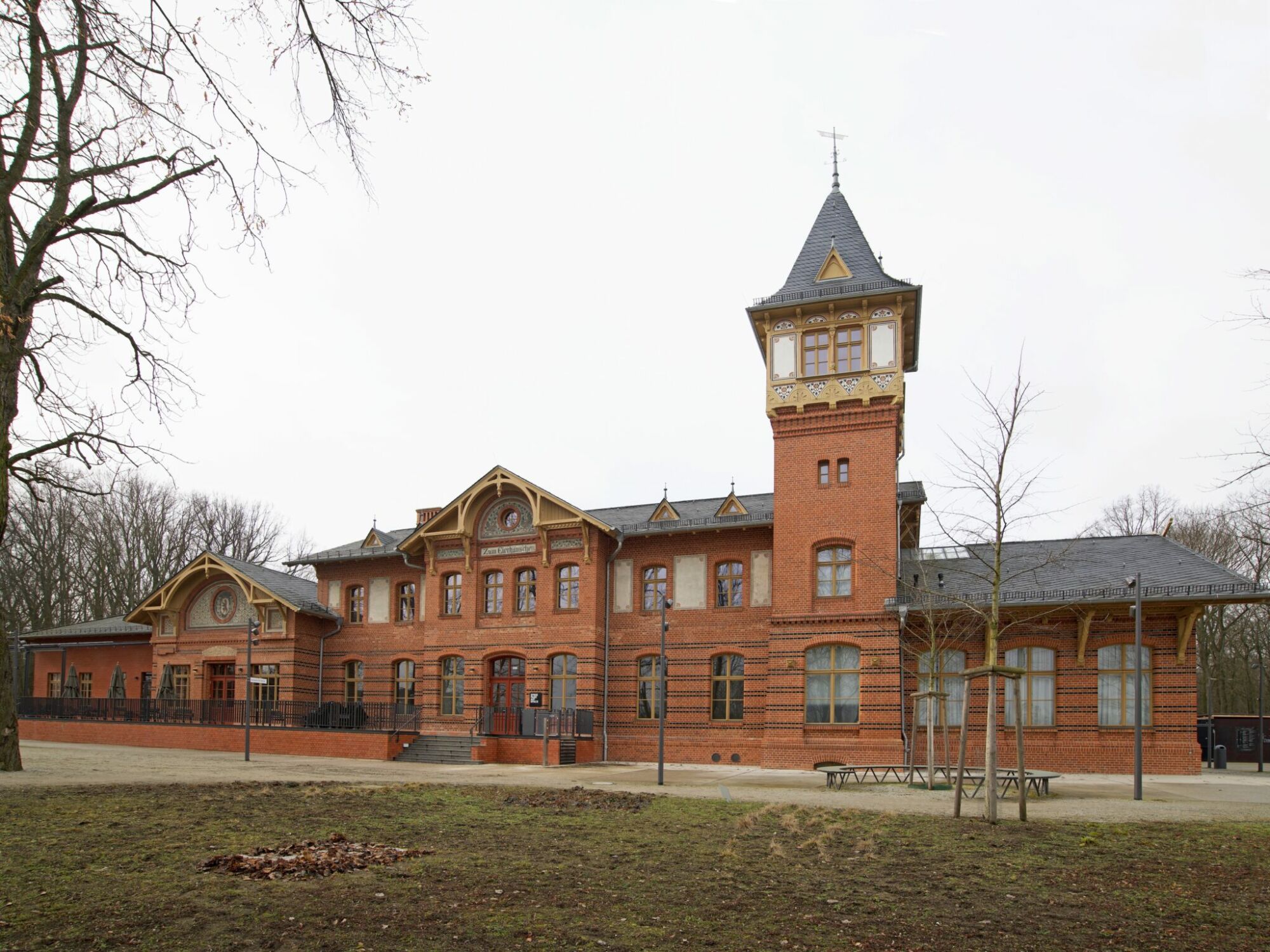 Roter Backstein, Schieferdächer und eine ornamentierte Dachkonstruktion prägen das denkmalgeschützte Bauwerk, 1890/91 nach dem Entwurf von Karl Frobenius errichtet.
