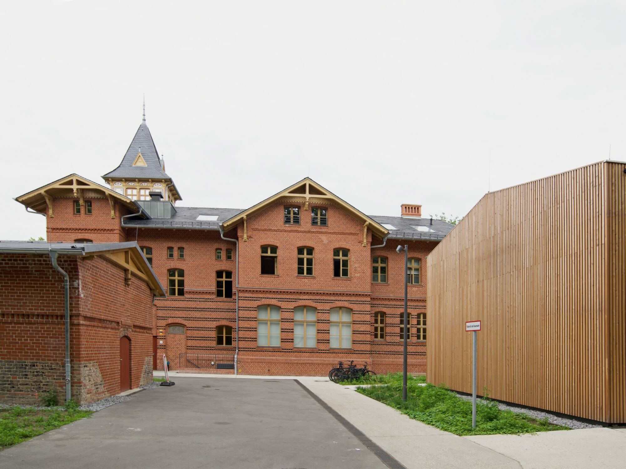 Ein rückwärtiger Neubau ergänzt den Bestand.