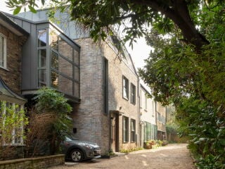 Die Regal Lane ist eine schmale Hinterhof-Sackgasse in London, in der das Büro Archi-Tectonics ein historisches Wohnhaus saniert und erweitert hat.