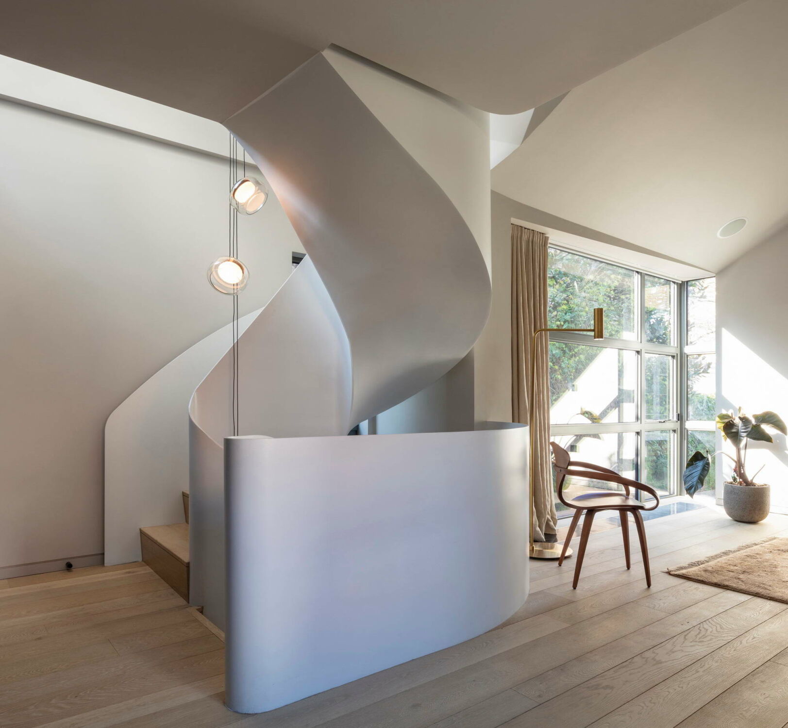 Die neue Treppe ist eine Spezialanfertigung aus Stahl, die ein vertikales, fließendes Kontinuum durch das Haus erzeugt.