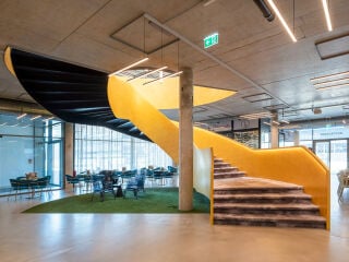 Ungewöhnlich positioniert und damit umso aufsehenerregender ist die skulpturale Wendeltreppe in der Mitte des Hotel-Restaurants, die ins erste Obergeschoss führt.