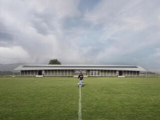 Im schweizerischen Daillens erhielt die Sportanlage 2024 ein neues Umkleidehaus, nach Plänen von Localarchitecture.  