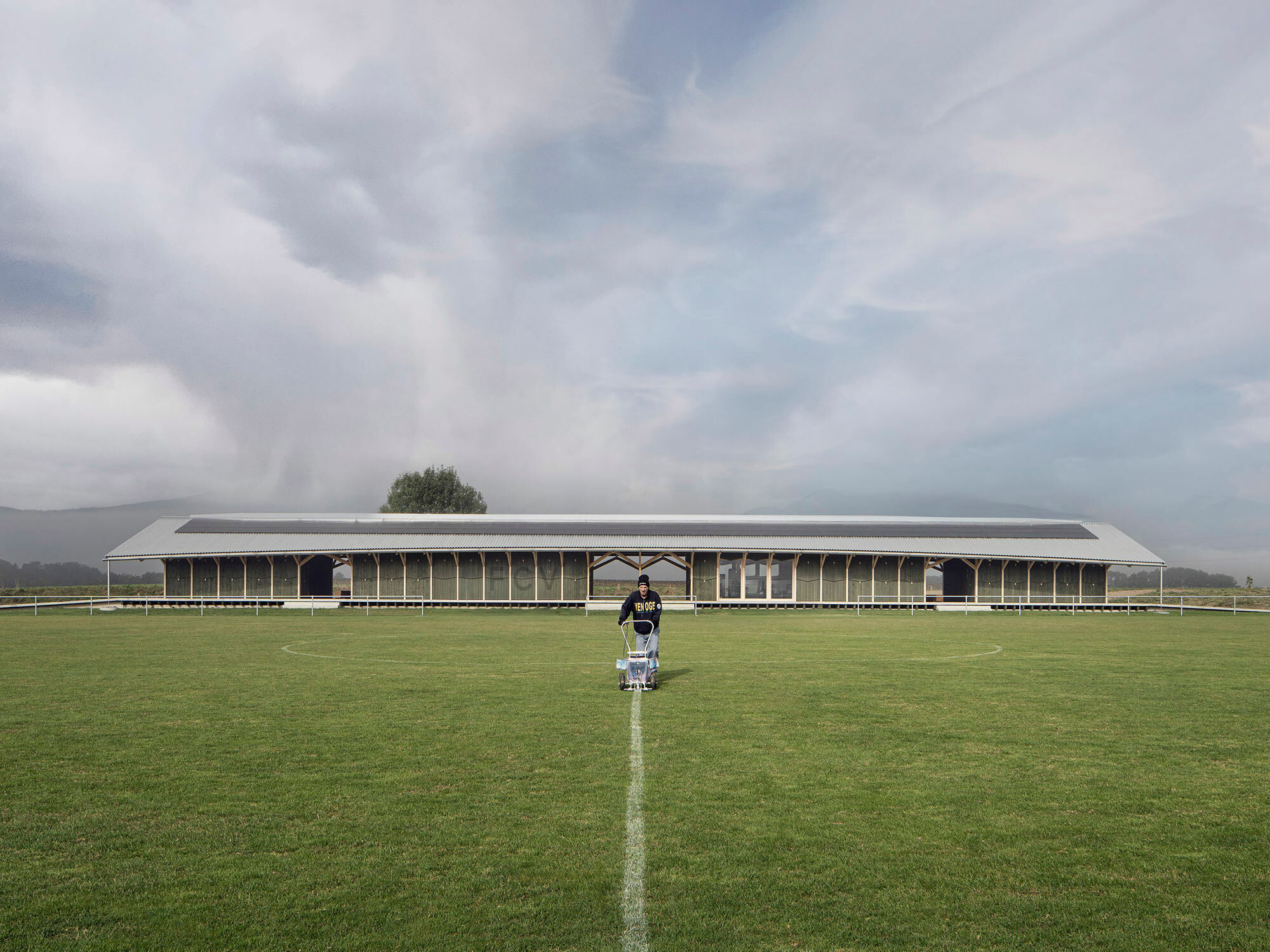 Im schweizerischen Daillens erhielt die Sportanlage 2024 ein neues Umkleidehaus, nach Plänen von Localarchitecture.  