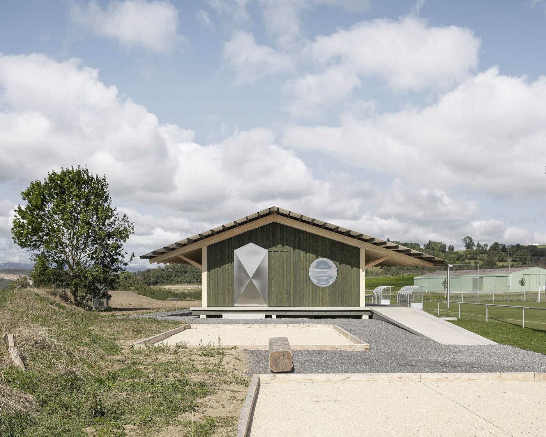 Das Umkleidehaus steht am Westrand des Sportfelds.