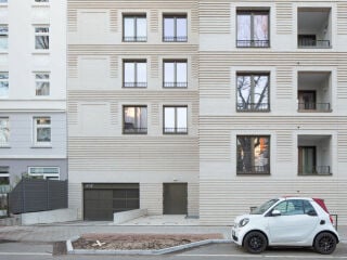 Auf dem Areal eines ehemaligen Hochbunkers in Hamburg Eimsbüttel steht nun ein Wohngebäude, geplant von blrm Architekt*innen.