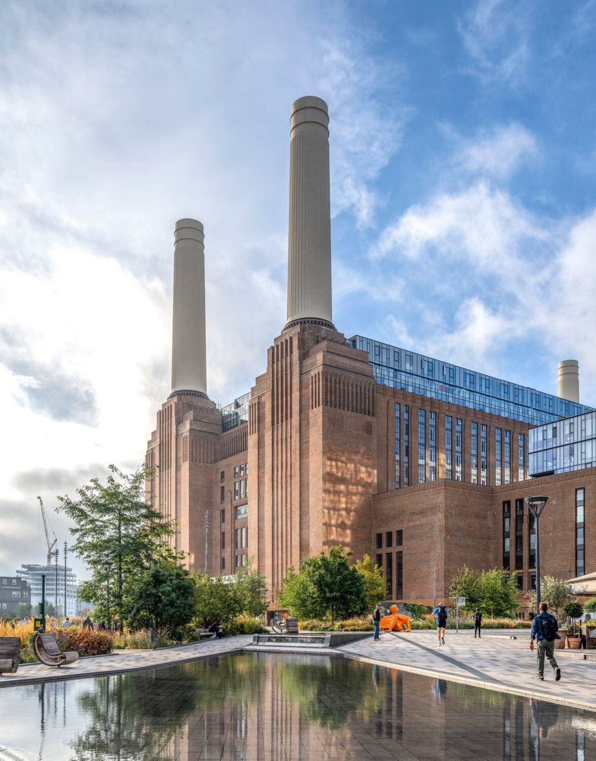 Hinter der prägnanten Silhouette verbirgt sich seit 2022 ein gemischtes Quartier aus Einzelhandel, Büros und Wohnungen mit einem Hauch britischer Energiegeschichte.