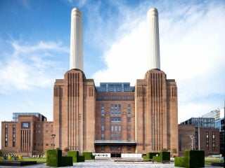 Die markante Form der Battersea Power Station, entworfen von Sir Giles Gilbert Scott, verleiht dem Gebäude eine beinahe sakrale Anmutung.