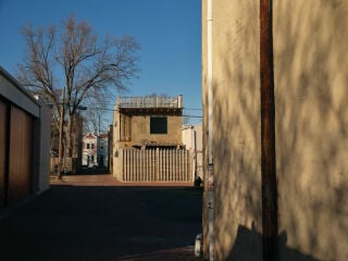 Das Brown House im Washingtoner Stadtteil Capitol Hill wurde vom lokalen Architekturbüro BLDUS  geplant und 2023 fertiggestellt.