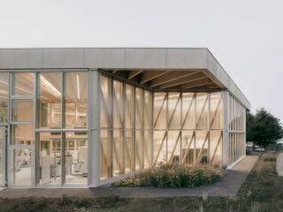 Das von Barkow Leibinger geplante Ausbildungszentrum präsentiert sich mit einer kristallin strukturierten Fassade.
