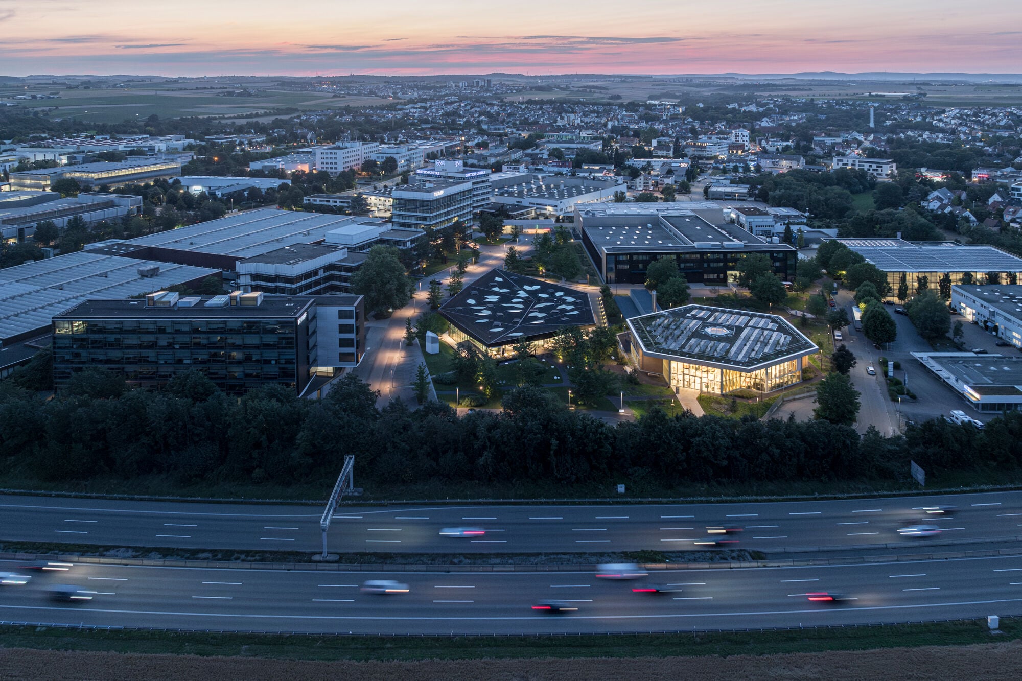 Luftbild mit Blick auf das Firmengelände mit Betriebsrestaurant und Ausbildungszentrum