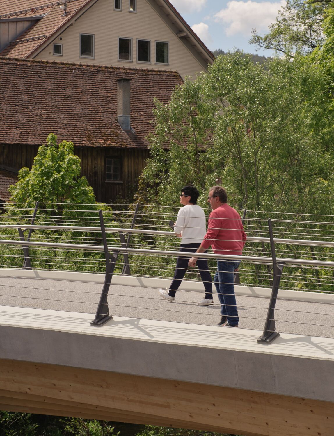 Das primäre Tragwerk der Brücke besteht aus blockverleimten Brettschichtholzträgern.