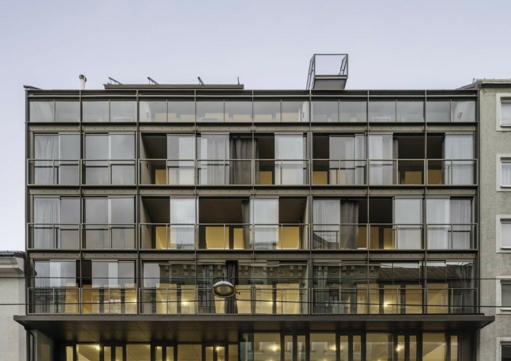 Der Neubau beherbergt dreizehn Wohnungen, zwei Einzelhandelsflächen im Erdgeschoss und eine Büroetage.