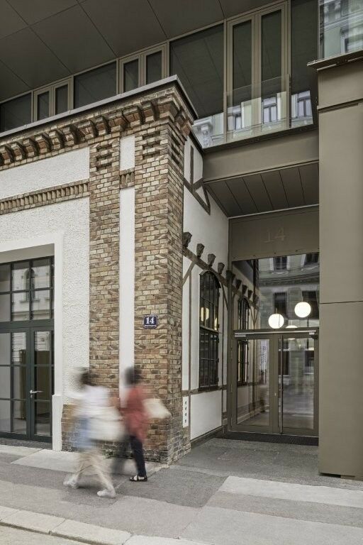 Fassadenrücksprünge im Eingangsbereich sowie den Einzelhandels- und Büroetagen schaffen eine sanfte Trennung zwischen Alt und Neu.