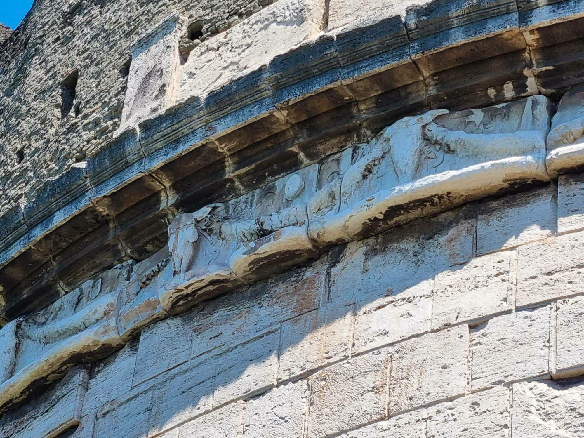 Fries aus Festons und Bukranien am Grabmal der Caecilia Metella, Via Appia Antica, Rom