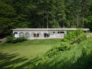 Im tschechischen Liberec hat das Architekturbüro Mjölk architekti einem Waldschwimmbad mit jahrezehntelanger Badetradition neues Leben eingehaucht. 