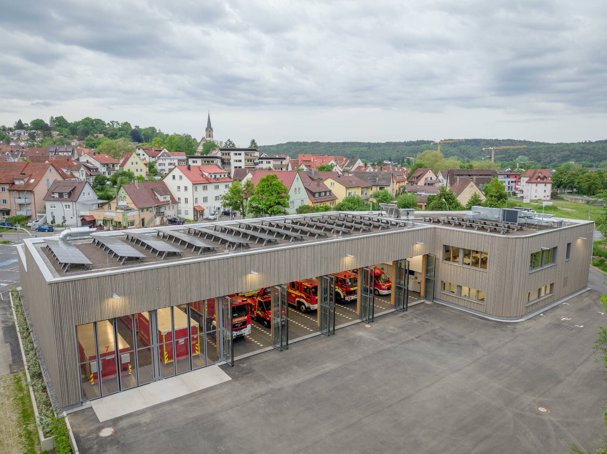 Das Gebäude ist ein konstruktiver Holzbau mit Gründach und Photovoltaik.