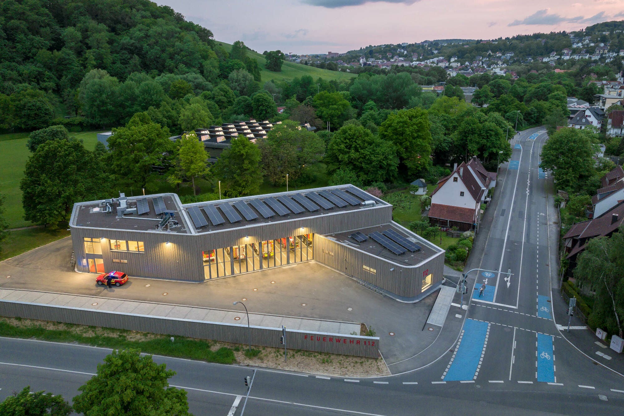 Das von Gaus Architekten geplante Feuerwehrhaus ist an einer Kreuzung im Nordwesten Tübingens gelegen.