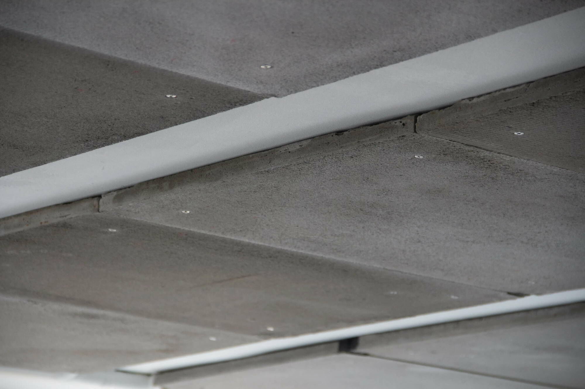 Bei den Direktpaneelen sind die Platten bereits mit den Rohrregistern kombiniert, wodurch sie direkt an der Decken befestigt werden können.