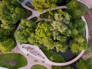 Am Zusammenfluss der beiden Chamb-Arme und der Kalten Pastritz überspannt der Drachensteg die Gewässer an drei Stellen, führt als Loop um eine Flussinsel und verbindet die neu gestalteten Parkbereiche mit der Altstadt. 